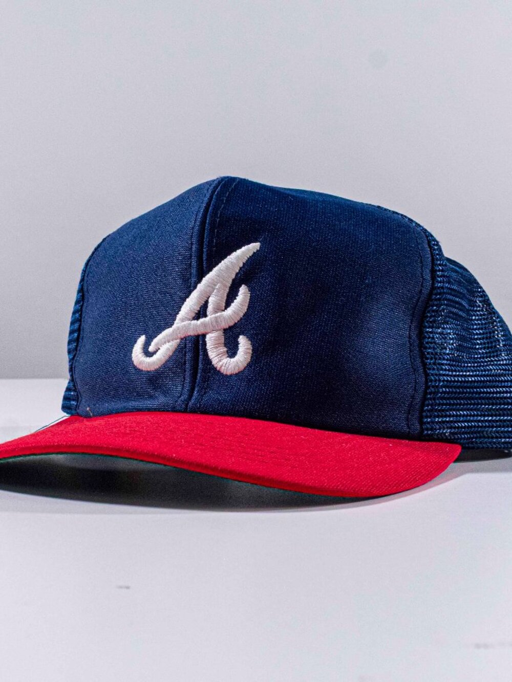 Vintage Atlanta Braves Mesh Snapback Hat 90s Universal UII MLB Size M/L Trucker